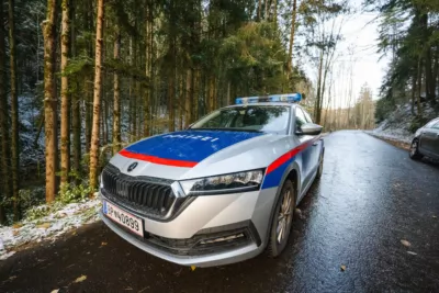 Fahrzeug auf glatter Fahrbahn abgekommen - Rettungskräfte der Feuerwehr Alberndorf i.d.R. und Kottingersdorf im Einsatz Fahrzeugbergung-Alberndorf-2258.jpg