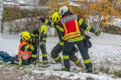 PKW rutscht gegen Gartenzaun - Feuerwehr Inzersdorf im Einsatz DSC-9235.jpg