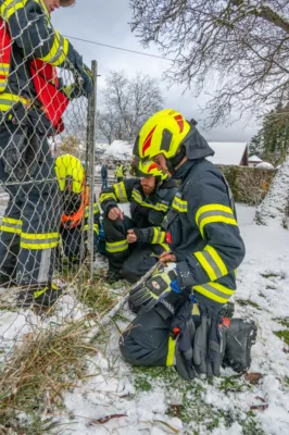 PKW rutscht gegen Gartenzaun - Feuerwehr Inzersdorf im Einsatz DSC-9245.jpg