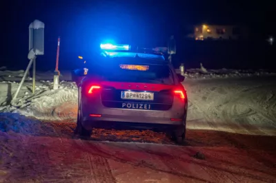 PKW kommt von der Fahrbahn ab und kollidiert mit Baum und Straßenschild DSC-9977.jpg