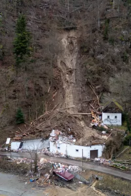 Erdrutsch zerstörte historisches Gebäude im Mühlviertel FOKE-2023122307210078-005.jpg