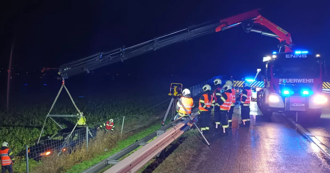 Titelbild: Feuerwehr Enns im Einsatz: Verkehrsunfall auf Autobahn