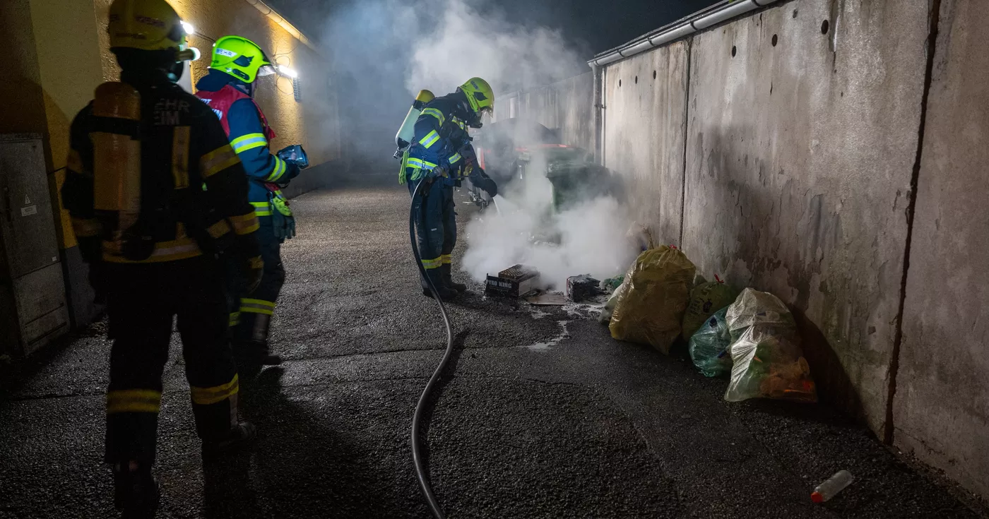 Feuerwerksbatterien enzünden Müll