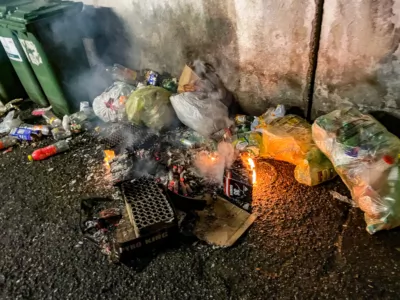 Feuerwerksbatterien enzünden Müll IMG-9074.jpg