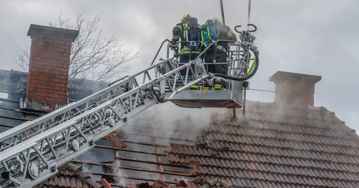 Titelbild: Dachgeschossbrand fordert fünf Verletzte - Neun Feuerwehren mit über 100 Einsatzkräften im Einsatz