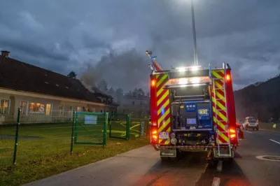 Dachgeschossbrand fordert fünf Verletzte - Neun Feuerwehren mit über 100 Einsatzkräften im Einsatz 44a72fb6-a742-4800-b772-284474c59de0.jpg