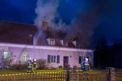 Dachgeschossbrand fordert fünf Verletzte - Neun Feuerwehren mit über 100 Einsatzkräften im Einsatz DSC-1740.jpg