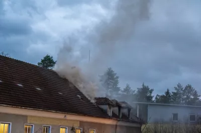 Dachgeschossbrand fordert fünf Verletzte - Neun Feuerwehren mit über 100 Einsatzkräften im Einsatz DSC-1815.jpg