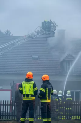 Dachgeschossbrand fordert fünf Verletzte - Neun Feuerwehren mit über 100 Einsatzkräften im Einsatz DSC-1847.jpg