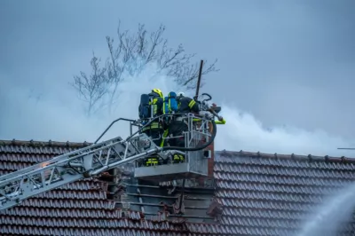 Dachgeschossbrand fordert fünf Verletzte - Neun Feuerwehren mit über 100 Einsatzkräften im Einsatz DSC-1854.jpg