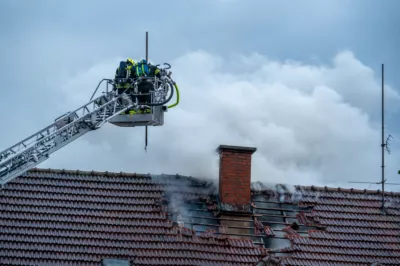 Dachgeschossbrand fordert fünf Verletzte - Neun Feuerwehren mit über 100 Einsatzkräften im Einsatz DSC-1858.jpg