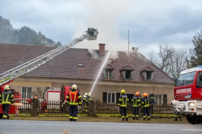 Dachgeschossbrand fordert fünf Verletzte - Neun Feuerwehren mit über 100 Einsatzkräften im Einsatz DSC-1864.jpg