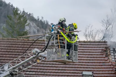 Dachgeschossbrand fordert fünf Verletzte - Neun Feuerwehren mit über 100 Einsatzkräften im Einsatz DSC-1879.jpg