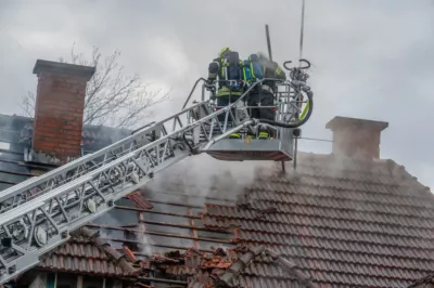 Dachgeschossbrand fordert fünf Verletzte - Neun Feuerwehren mit über 100 Einsatzkräften im Einsatz DSC-1899.jpg