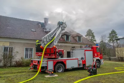 Dachgeschossbrand fordert fünf Verletzte - Neun Feuerwehren mit über 100 Einsatzkräften im Einsatz DSC-1902.jpg