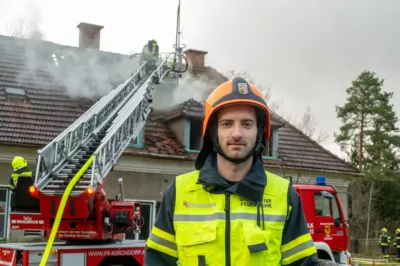 Dachgeschossbrand fordert fünf Verletzte - Neun Feuerwehren mit über 100 Einsatzkräften im Einsatz DSC-1919.jpg