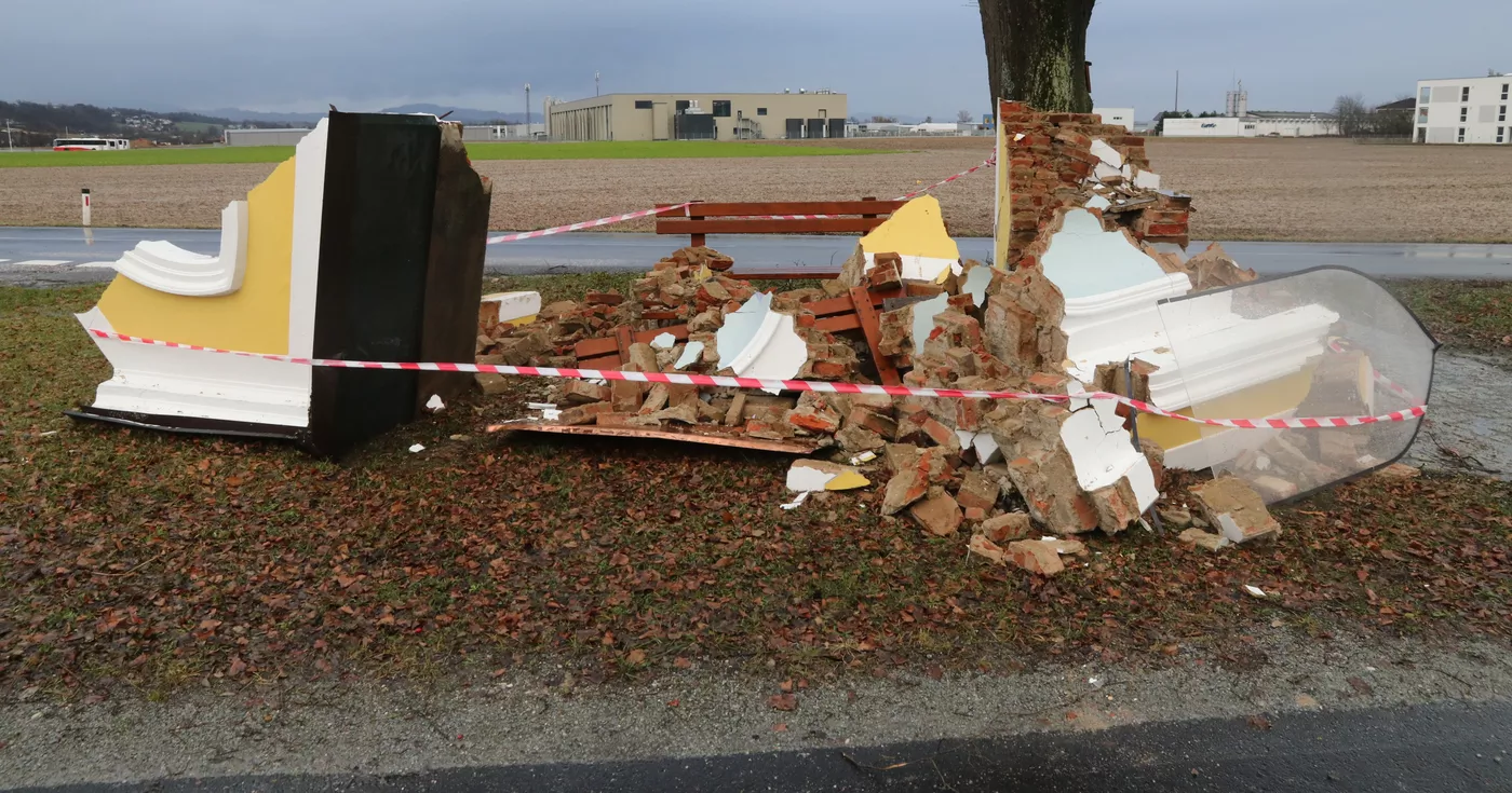 Fahrzeuglenker fuhr gegen Kapelle