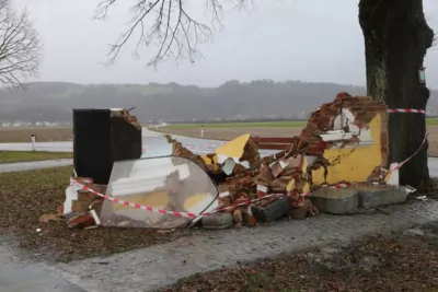 Fahrzeuglenker fuhr gegen Kapelle fkstore-90995.jpg