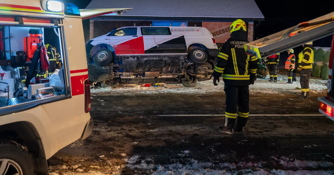 Nächtlicher Verkehrsunfall fordert Einsatz von drei Feuerwehren, Rotem Kreuz und Polizei - Eine Person verletzt