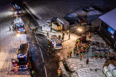 Nächtlicher Verkehrsunfall fordert Einsatz von drei Feuerwehren, Rotem Kreuz und Polizei - Eine Person verletzt DJI-0623.jpg