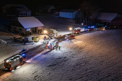 Nächtlicher Verkehrsunfall fordert Einsatz von drei Feuerwehren, Rotem Kreuz und Polizei - Eine Person verletzt DJI-0628.jpg