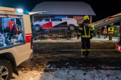 Nächtlicher Verkehrsunfall fordert Einsatz von drei Feuerwehren, Rotem Kreuz und Polizei - Eine Person verletzt DSC-9338.jpg