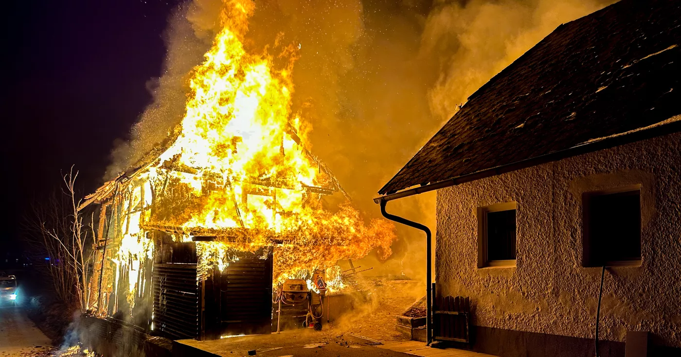 Titelbild: Vollbrand eines Nebengebäudes