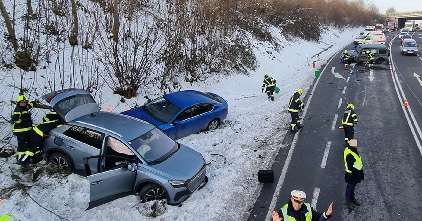 Titelbild: Aufräumarbeiten nach einem schweren Verkehrsunfall auf der B145