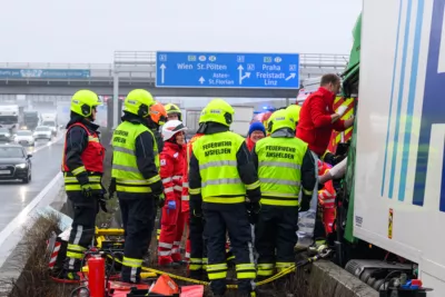 Schwerer LKW-Unfall auf der A1 bei Linz verursacht massive Verkehrsbehinderungen PANC-2024011810167085-024.jpg