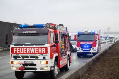 Schwerer LKW-Unfall auf der A1 bei Linz verursacht massive Verkehrsbehinderungen PANC-2024011810197096-040.jpg