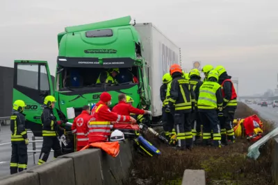 Schwerer LKW-Unfall auf der A1 bei Linz verursacht massive Verkehrsbehinderungen PANC-2024011810247117-070.jpg