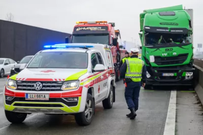 Schwerer LKW-Unfall auf der A1 bei Linz verursacht massive Verkehrsbehinderungen PANC-2024011810357145-122.jpg