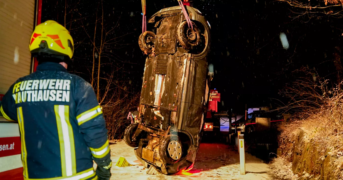 Titelbild: Unfall in Mauthausen Fahrzeuglenker rutscht über Böschung