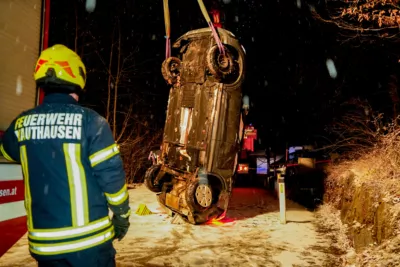 Unfall in Mauthausen Fahrzeuglenker rutscht über Böschung PANC-2024011900171-001.jpg