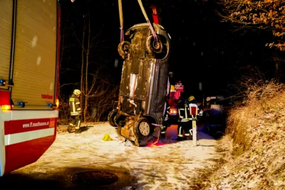 Unfall in Mauthausen Fahrzeuglenker rutscht über Böschung PANC-2024011900187599-003.jpg