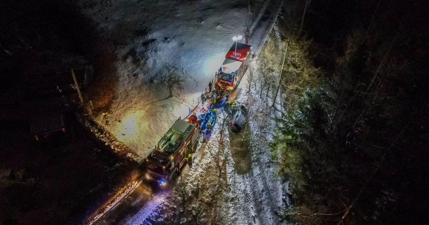 Baum verhindert Absturz von PKW in Grünau im Almtal