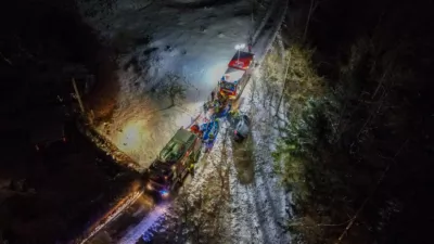 Baum verhindert Absturz von PKW in Grünau im Almtal DJI-0179.jpg