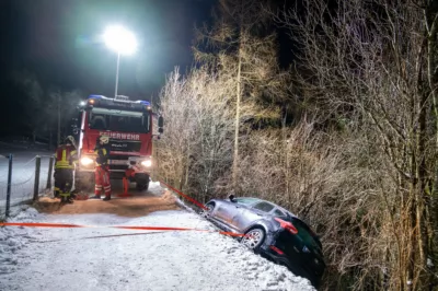 Baum verhindert Absturz von PKW in Grünau im Almtal DSC-2260.jpg