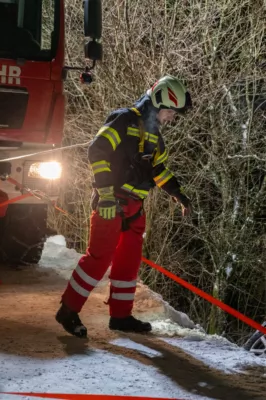 Baum verhindert Absturz von PKW in Grünau im Almtal DSC-2270.jpg