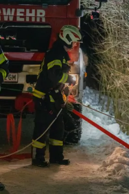 Baum verhindert Absturz von PKW in Grünau im Almtal DSC-2278.jpg