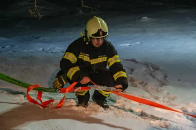 Baum verhindert Absturz von PKW in Grünau im Almtal DSC-2360.jpg