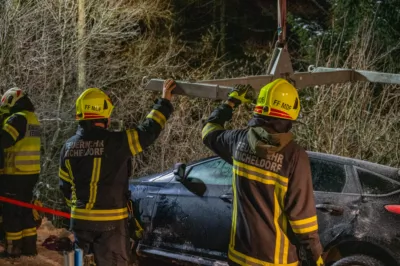 Baum verhindert Absturz von PKW in Grünau im Almtal DSC-2366.jpg