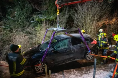 Baum verhindert Absturz von PKW in Grünau im Almtal DSC-2389.jpg