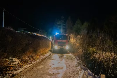 Baum verhindert Absturz von PKW in Grünau im Almtal DSC-2438.jpg