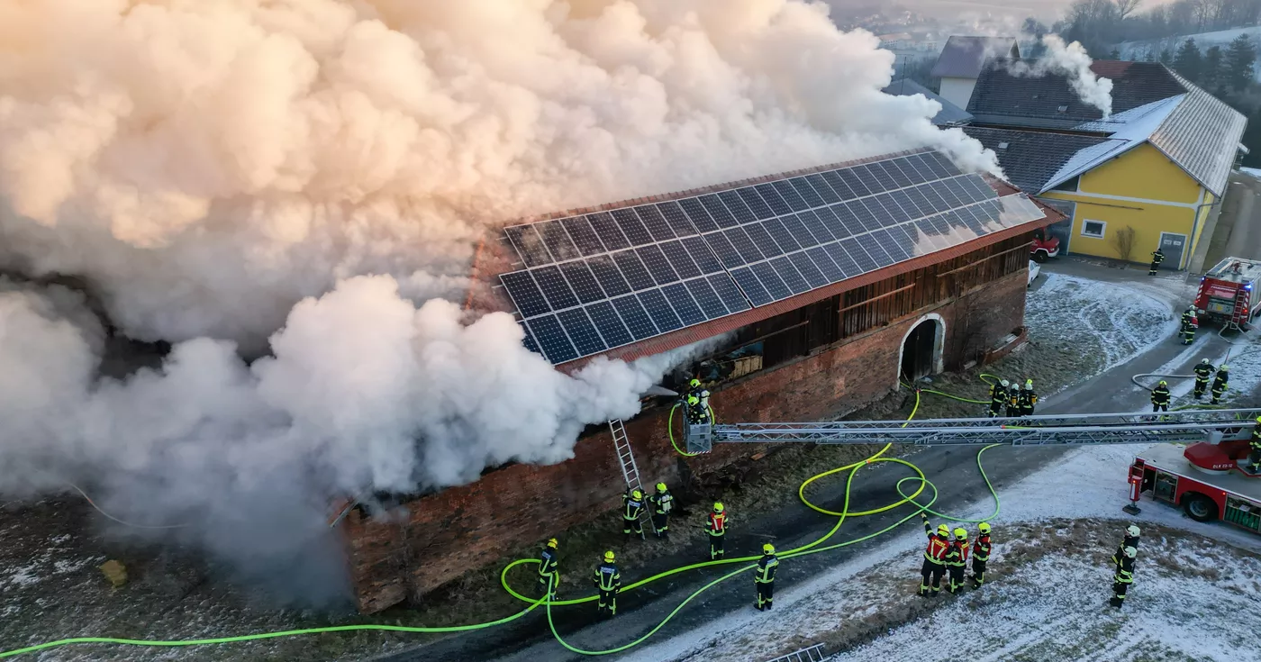 Großeinsatz der Feuerwehr bei Brand eines landwirtschaftlichen Anwesens in Schlüsslberg