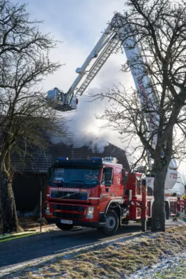 Großeinsatz der Feuerwehr bei Brand eines landwirtschaftlichen Anwesens in Schlüsslberg 10.jpg