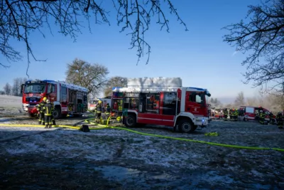 Großeinsatz der Feuerwehr bei Brand eines landwirtschaftlichen Anwesens in Schlüsslberg 18.jpg