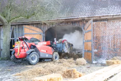 Großeinsatz der Feuerwehr bei Brand eines landwirtschaftlichen Anwesens in Schlüsslberg 29.jpg