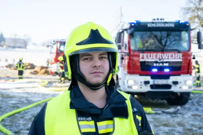 Großeinsatz der Feuerwehr bei Brand eines landwirtschaftlichen Anwesens in Schlüsslberg 32.jpg