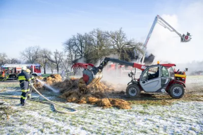 Großeinsatz der Feuerwehr bei Brand eines landwirtschaftlichen Anwesens in Schlüsslberg 34.jpg